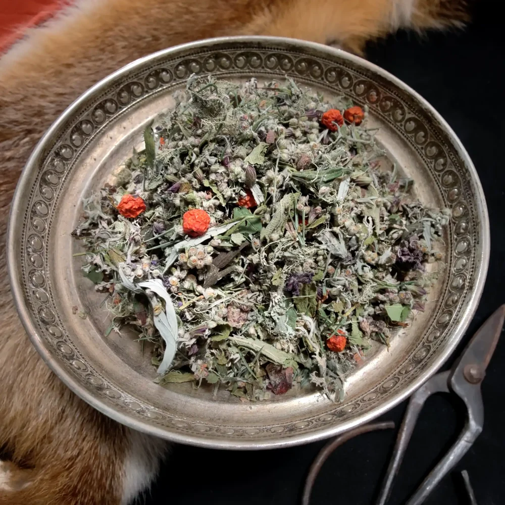 Räuchermischung „Waldfrieden“ in einer silbernen Schale – handgemachte Kräutermischung von Glut & Sichel mit Beeren, Blüten und Harzen. Natürlich, regional, für Räucherrituale.