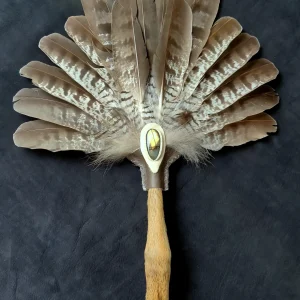 Ritualfächer aus Habichtfedern mit Rehbein-Griff, Fuchsfell und Labradoritstein. Handgefertigtes Unikat aus Naturmaterialien aus dem Wallis, gefertigt für Räucherungen und Rituale.