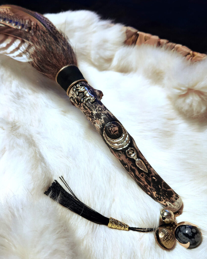 Detailansicht des Räucherfächer-Griffs aus geflecktem Schlangenholz mit goldenen Symbolen, Mondmotiv und Schneeflockenobsidian-Anhänger