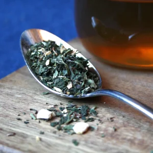 Detailaufnahme Morgenlicht Teemischung mit Kräutern, Wurzeln und Orangenschale