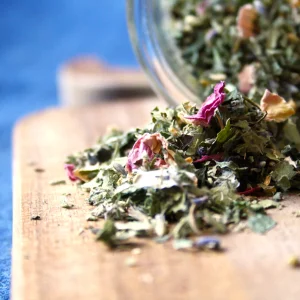 Detailaufnahme Luna Teemischung mit Rosenblüten, Kräutern und Blättern