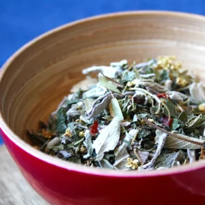 Detailaufnahme Winterruhe Teemischung mit Thymian, Salbei und Blüten