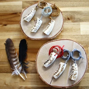 Naturamulette aus Rehkiefer mit Schmuckperlen und Lederband