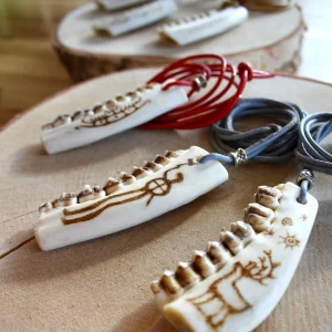 Detailaufnahme gravierter Rehkiefer mit Petroglyphen