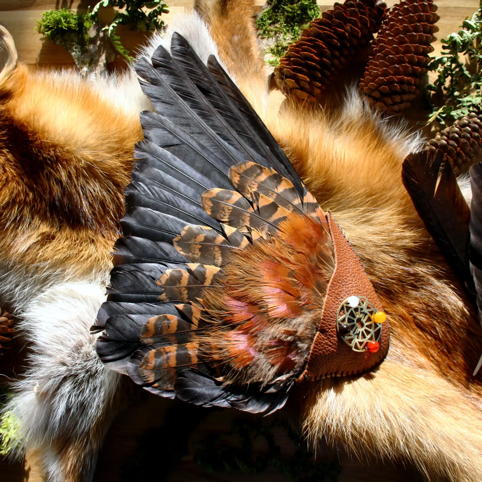 Räucherfächer Woohitike Wing aus Raben- und Fasanenfedern mit Ledergriff und Medizinrad