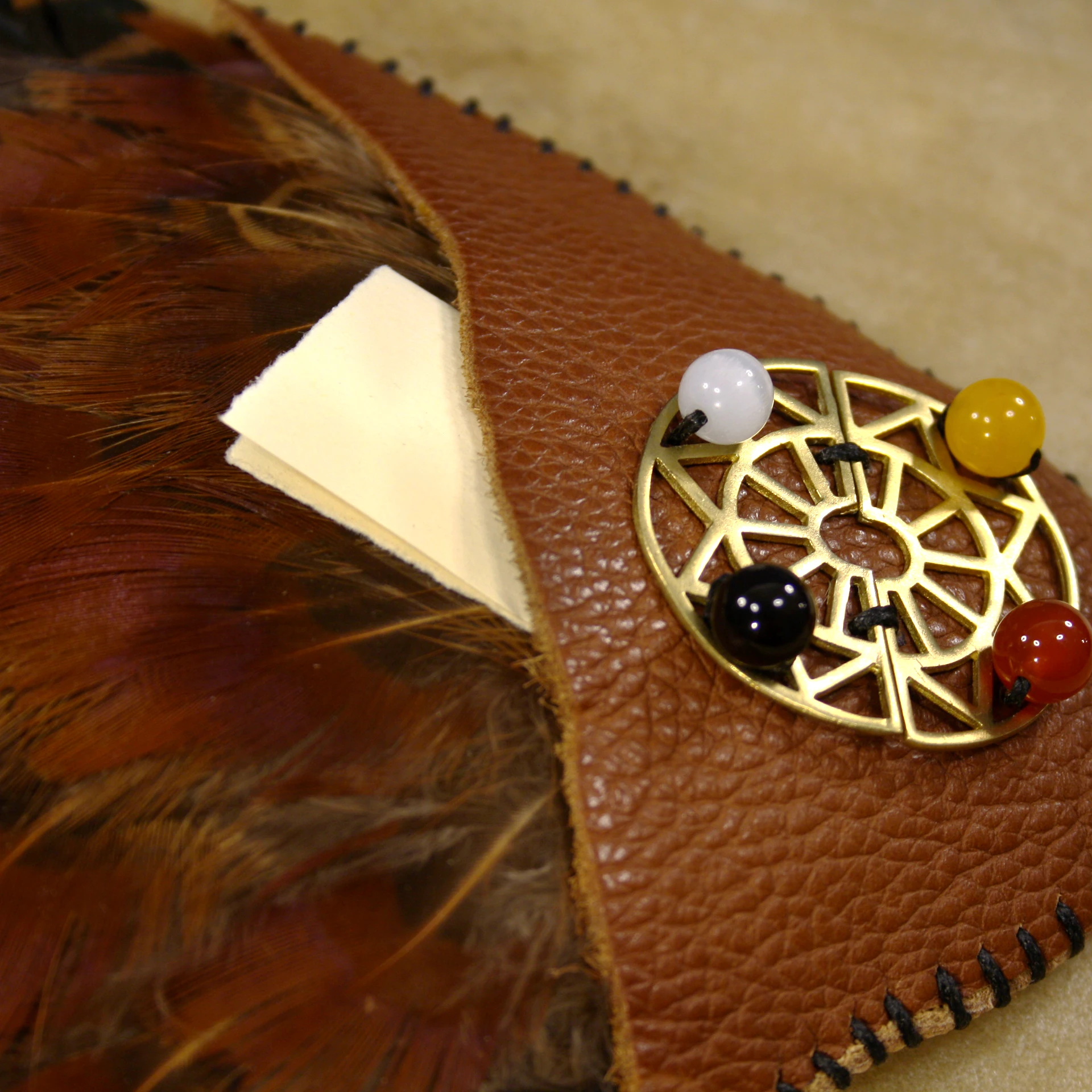 Verstecktes Fach im Ledergriff des Räucherfächers mit eingelegter Botschaft