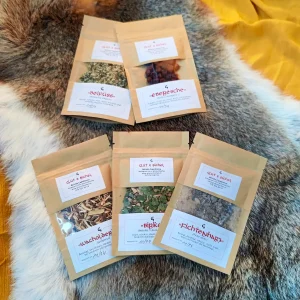 Fünf Einzelbeutel des Räucherset Nordic mit Beifuss Birke Wacholder Eberesche und Fichtenharz.